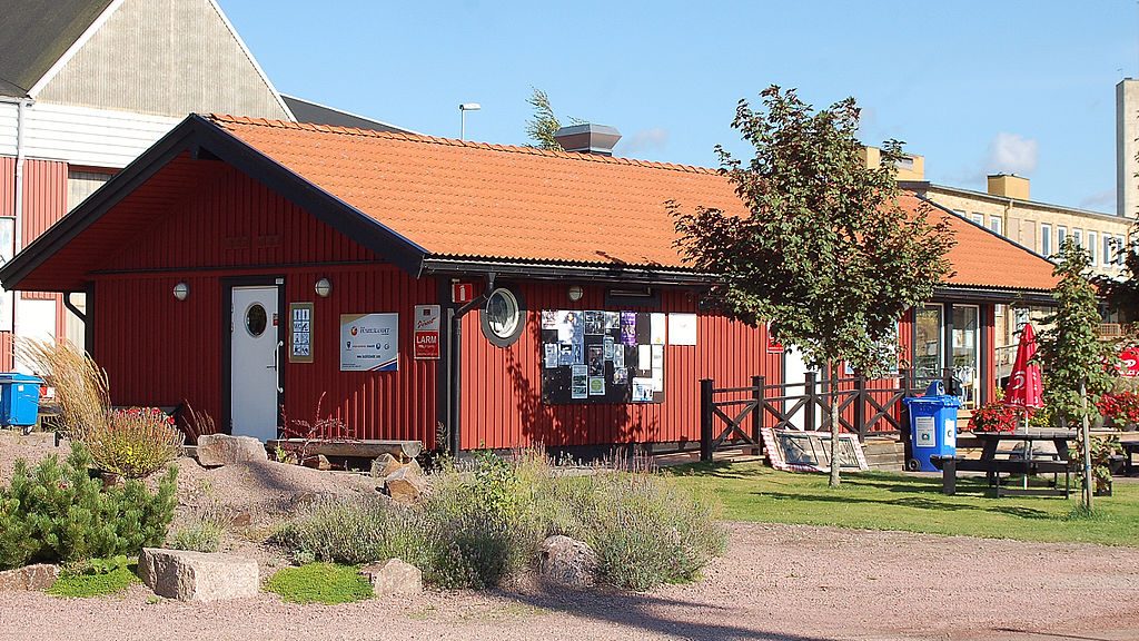 Reception vid gästhamnen och husbilsparkeringen i Kristinehamn. Foto: Janee via Wikimedia Commons