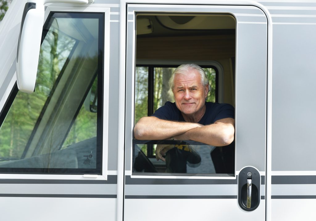 Glenn Hysén tittar ut genom fönstret vid husbilens förarhytt