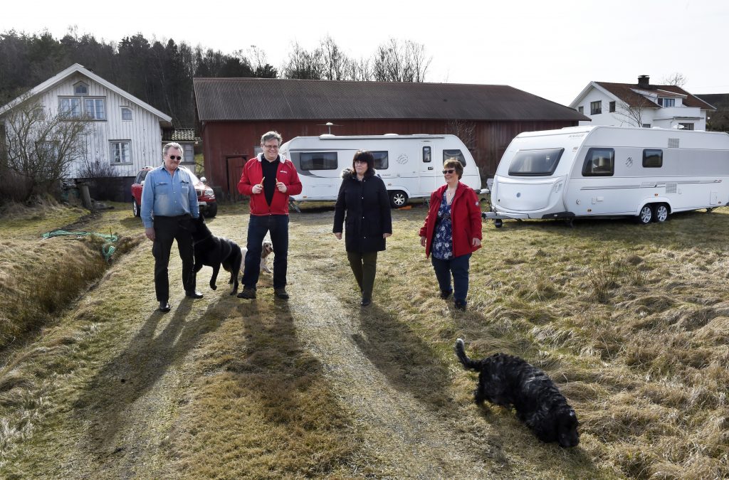 Stefan,Magnus, Lise och Maria tillsammans med hundarna. Foto: Tommy Holl