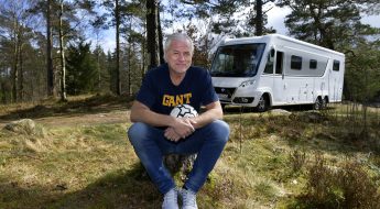 Glenn Hysén sittandes framför en husbil ute i naturen