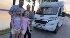 Från vardag i USA till sommarlov i Sverige – familjen hittade friheten på hjul